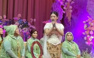 Dewi Perssik Ungkit Karma usai Gaun Ibu saat Lamaran Digunjing Mirip Jas Hujan