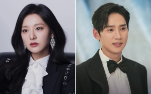 Foto Candid Kim Ji Won & Park Sung Hoon di Lokasi 'Queen Of Tears' Jadi Bahan Gosip