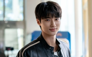 Foto Kelulusan Byeon Woo Seok semasa SMP dan SMA Curi Perhatian