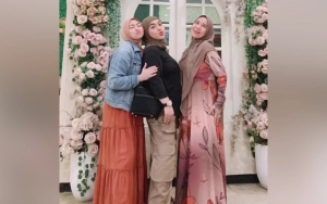 Adik Syahrini Tangisi Jenazah Kakak usai Dituding Sibuk Live Jualan saat Keluarga Meninggal