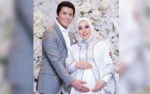 Syahrini Bungkam Haters Lewat Potret Bareng Ayah Reino Barack di Acara 7 Bulanan