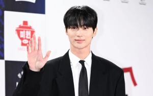 Potret Byeon Woo Seok Peluk Sutradara 'Lovely Runner' Jadi Bahan Gosip