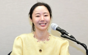 Min Hee Jin Buat Cardigan Kuning Sold Out usai Tampil Beda di Preskon Ke-2