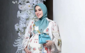 Syahrini Jalan Pagi Pakai Kursi Roda sambil Curhat Berat Naik 18 Kilo saat Hamil 