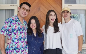 Luna Maya Larang Fans Geser Slide Foto Bareng Denny Sumargo dan Maxime Bouttier