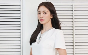 Song Hye Kyo Pancarkan Aura Tak Terandingi dengan Outfit Simpel