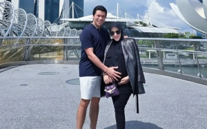 Syahrini Bumil Pose Manja Bareng Bestie kala Adik Disentil Tak Sebut Nama Reino dalam Doa di Mekkah