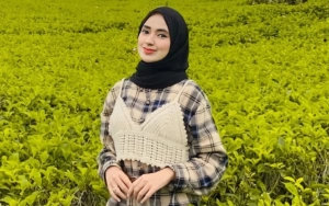 Aida Selvia Sindir Suami Ahli Maksiat kala Curhat Pilu di Makam Ayah