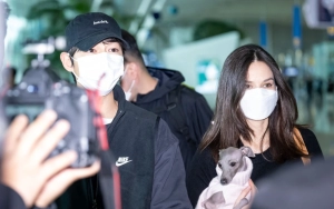 Song Joong Ki Tunjukkan Sisi Gentleman saat Temani Istri dan Anak Jalan-Jalan di Seoul
