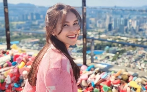 Ayu Ting Ting Pede Padukan Dress dan Celana Jeans meski Dinilai Aneh
