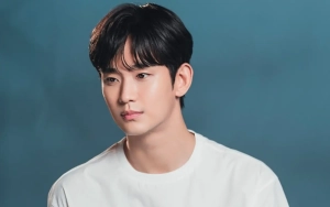 Kim Soo Hyun Buat Takjub kala Pajang Potret Bareng Fans di Yokohama