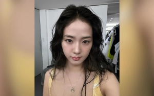 Jisoo BLACKPINK Pakai Outfit Bermakna Spesial saat Balik dari Paris