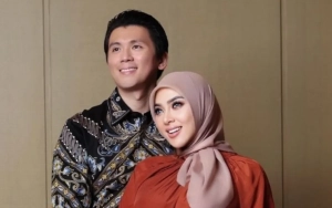 Gaya Syahrini Bumil Malas-Malasan Manja Sambil Tenteng Tas Seharga Rumah Bikin Melongo