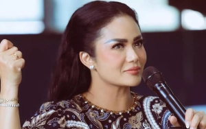 Krisdayanti Tampil Manglingi Kenakan Gaun Glamor