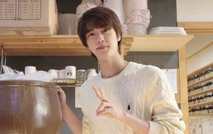 Jin BTS Buat Sekitar Louvre Penuh Lautan Manusia saat Estafet Obor Olimpiade Paris 2024