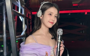 IU Pamer Tangan Berotot saat Gelar Konser di Indonesia