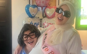 Syahrini Dipangku Mesra Reino Barack di Acara Baby Shower saat Keberadaan Mertua Dipertanyakan