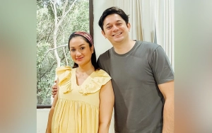 Andrew Andika Gendong Bayi Cantik usai Istri Melahirkan di Tengah Proses Cerai