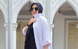 Syahrini Menangis Dikelilingi Sahabat Jelang Persalinan