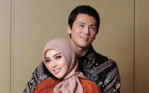  Syahrini Cium Haru Kaki Baby R kala Penampakan Ortu Reino di Video Kelahiran Masih Diragukan