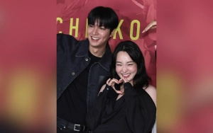 Lee Min Ho Genggam Erat Tangan Kim Min Ha di Jumpa Pers 'Pachinko 2'