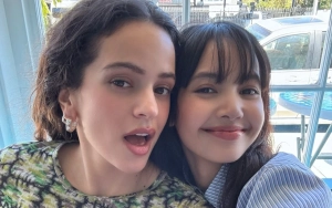 Potret Lisa BLACKPINK dan Rosalia Jalan Bareng di LA Bikin Terpesona