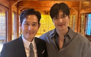 Viral Potret Lee Min Ho & Lee Jung Jae Pegangan Tangan di Antara Para Aktor