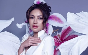 Nikita Mirzani Senyum Manis Mejeng Bareng Brondong Ganteng