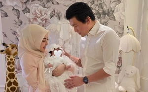 Syahrini Spill Tipis-Tipis Senyum Manis Princess R kala Digendong Sosok Spesial