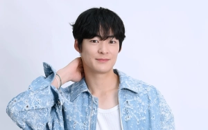 Gaya Song Geon Hee Aktor 'Lovely Runner' Pakai Gamis di Masjid Curi Perhatian