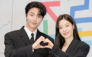 Gestur Mesra Hwang In Yeop ke Jung Chae Yeon saat Promosi Drama Disambut Heboh