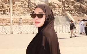 Aksi Mulia Nikita Mirzani Lindungi Lolly saat Cium Ka'bah Bikin Nggak Nyangka