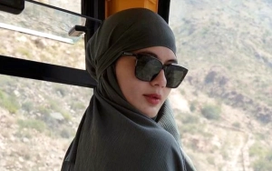 Paula Verhoeven Slay Pakai Hijab Nyentrik di Fashion Show usai Tahan Tangis di Sidang Cerai Perdana