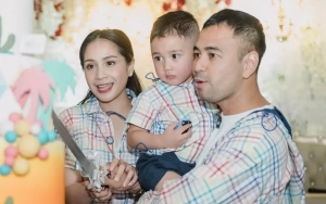Nagita Slavina Catwalk Bareng Rayyanza dengan Gaya Ala Baby Boss