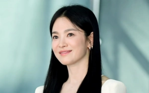 Potret Song Hye Kyo Dirangkul Cowok saat Kondangan Curi Perhatian
