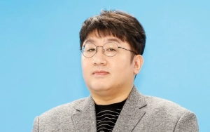Hubungan Dekat Bang Si Hyuk dan Pembuat Dokumen Internal HYBE Diungkap Reporter