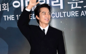 Song Seung Heon Berderai Air Mata saat Diam-Diam Datang ke Nikahan Fans
