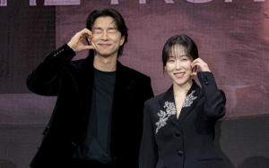 Gong Yoo Protes saat Pose Couple Bareng Seo Hyun Jin di Jumpa Pers 'The Trunk'
