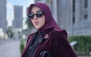 Syahrini Mejeng Cantik Kenakan Sepatu Unik Hingga Perhiasan Jumbo Mentereng di Tangan