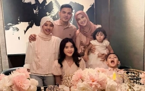 Cara Dua Putri Tiri Cantik Irish Bella Momong Adik-Adik yang Usianya Terpaut Jauh Bikin Meleyot