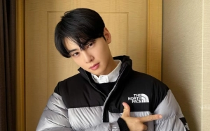 Aksi Cha Eunwoo Cukuran Jenggot di Bandara Buat Tercengang