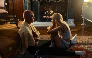 Interaksi Manis Rose BLACKPINK & Evan Mock di Luar Syuting MV Curi Perhatian