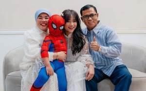 Adab Ibu Fuji An Dihadiahi Buket Bunga yang Ada Ulatnya Bikin Kagum