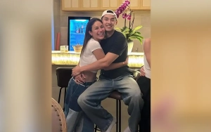 Nikita Mirzani Ugal-Ugalan Foto Seksi Bareng Pacar Brondong usai Diledek Bayari Liburan