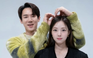 Gestur Yoo Yeon Seok saat Terima Piala Best Couple Bareng Chae Soo Bin Curi Fokus