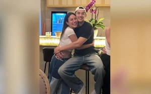 Nikita Mirzani Rayakan Tahun Baru Bareng Pacar Brondong di Paris di Tengah Ramalan Ngeri Putus