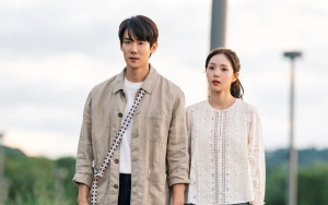 Yoo Yeon Seok & Chae Soo Bin Saling Goda saat Syuting di Atas Ranjang 'When the Phone Rings'