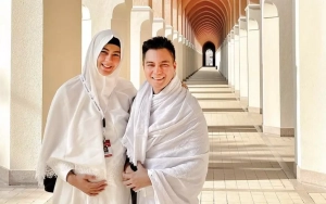 Detik-Detik Paula Melayat dengan Wajah Sembab di Rumah Duka Ayah Baim Wong