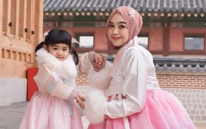 Inisiatif Moana Putri Ria Ricis & Teuku Ryan Punguti Sampah Bikin Kagum