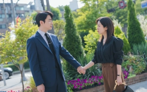 Momen Saling Sentuh Lee Joon Hyuk & Han Ji Min di 'Love Scout' Disambut Heboh